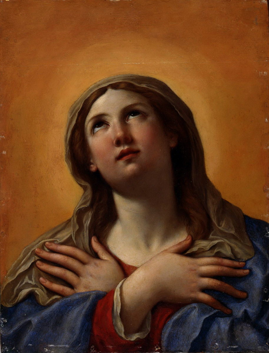 La Vierge, les mains croisées sur la poitrine